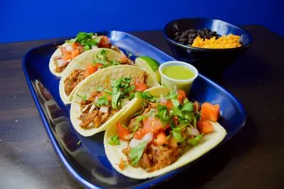 Tacos de birria con consomé