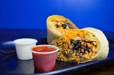Burrito California abierto sobre un plato