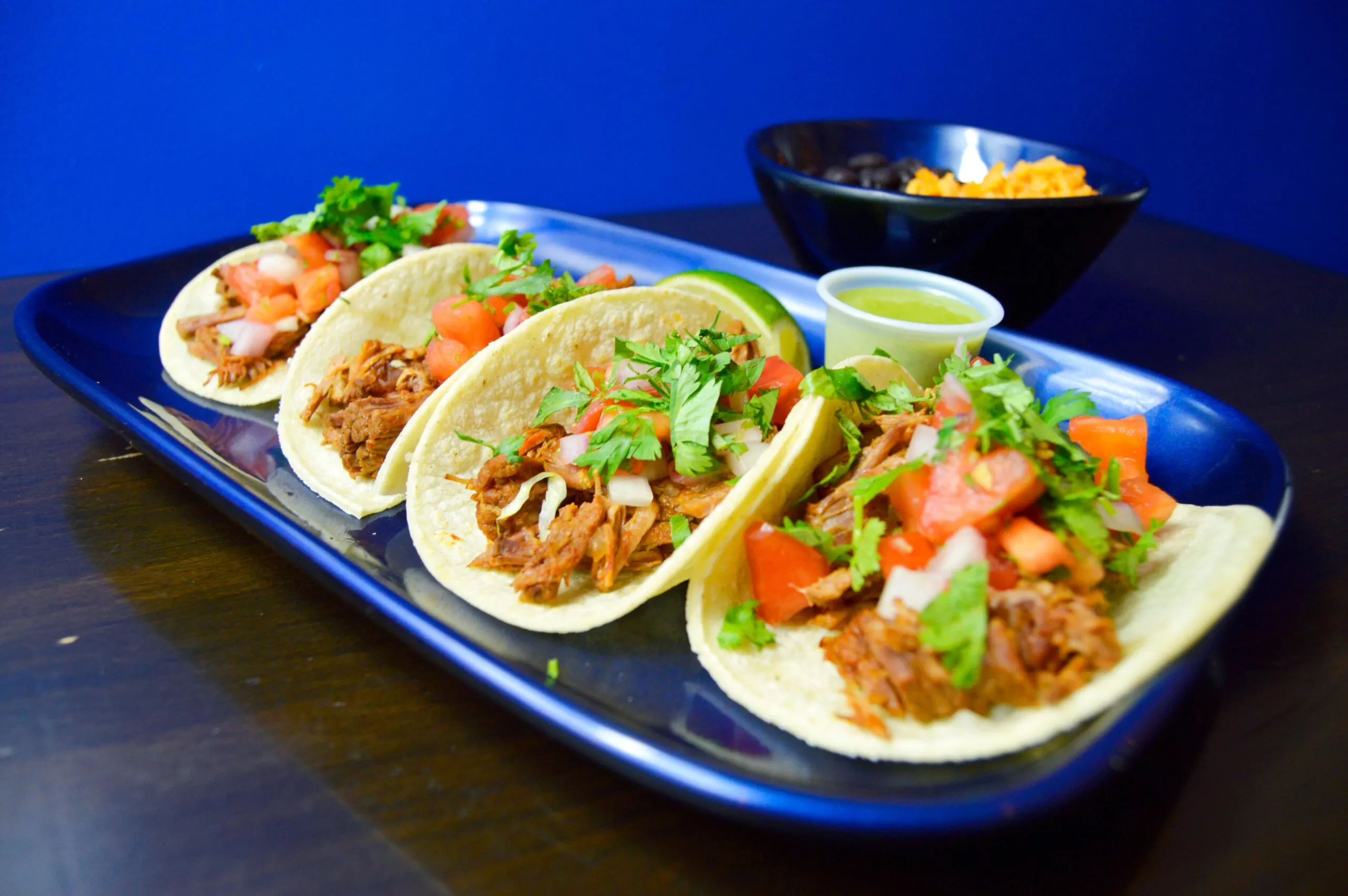 Tacos callejeros con cilantro y cebolla